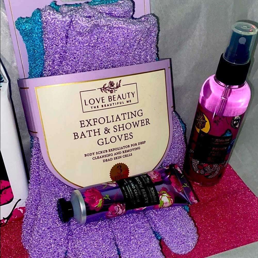 Betsey Johnson Skincare/Beauty Set w an additional 3pc Set of Exfoliating Gloves - Picture 2 of 4